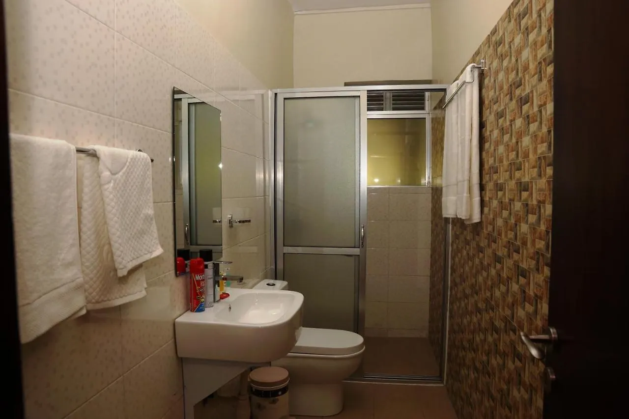 La'Ponye Hotel & Apartments קמפאלה